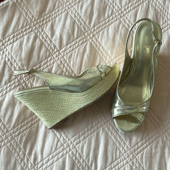 GUC Lily Pulitzer Gold Wedge heels(size 9.5) - Picture 9 of 11